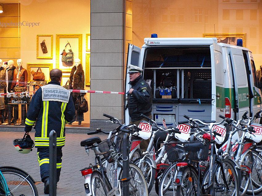 Herrenlose Einkaufstuete gesprengt Koeln Schildergasse P344.JPG